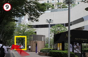 ヒルトン東京を右手にそのまま進みます。新宿オフィスの入口は黄色の枠の付近です。
