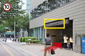 右手に「新宿国際ビルディング」の入口が現れますので、このビルに入ります。
